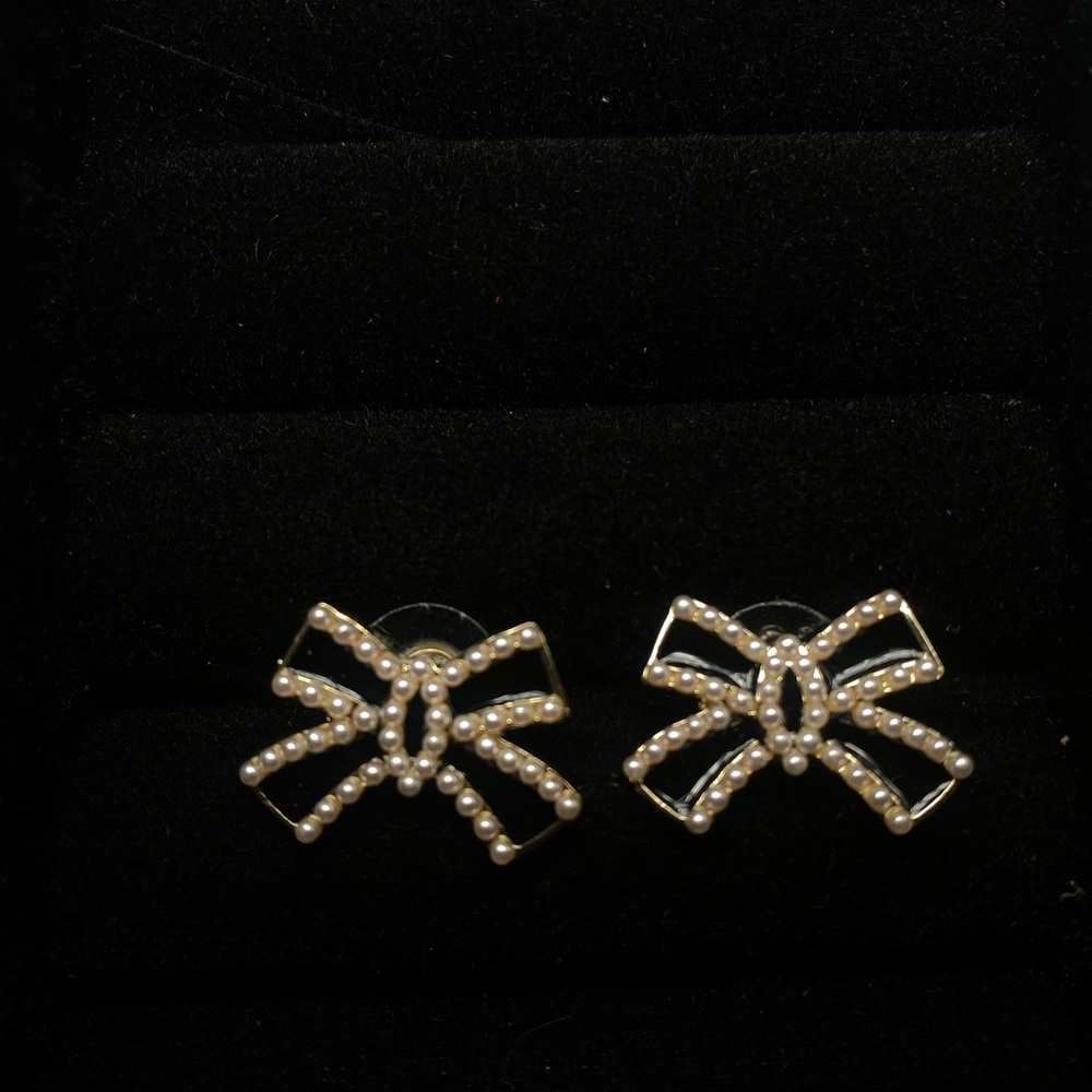 Elegant Pearl Bow Earrings